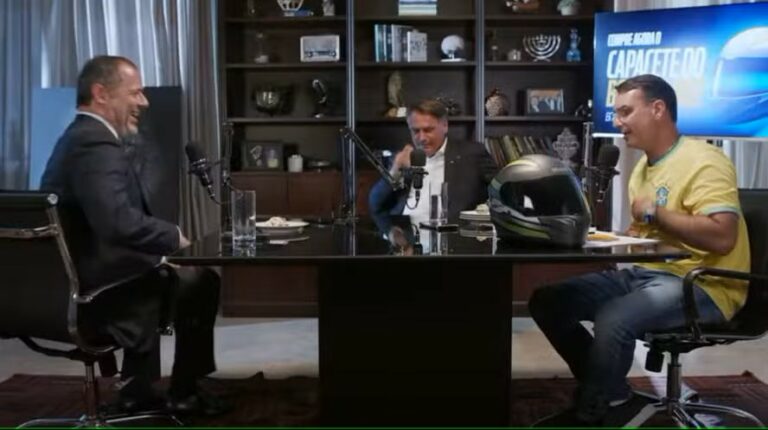 Em live de aniversário, Bolsonaro dá primeiro pedaço de bolo