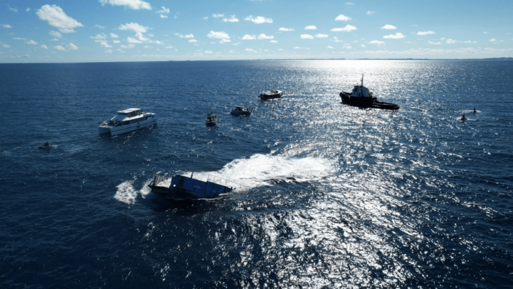 Embarcação é afundada no mar de Salvador para fomentar turismo