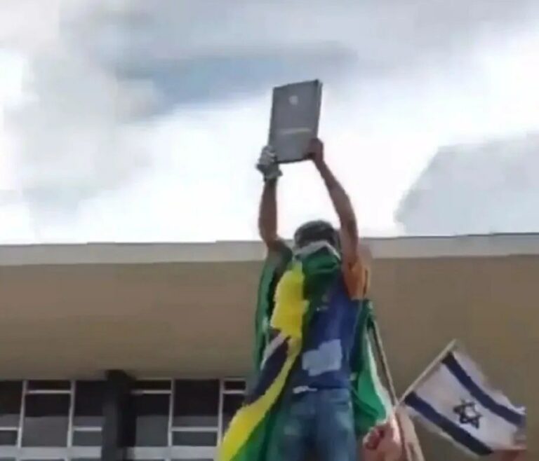 Empresário que furtou Constituição no 8 de Janeiro é preso