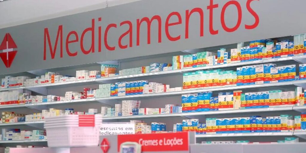 Entidades criticam permissão para farmacêutico prescrever medicamento