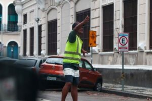 Frente de combate aos flanelinhas irregulares define prioridades na Câmara