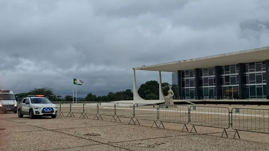 Homem é preso por tentar invadir STF e agredir policiais;