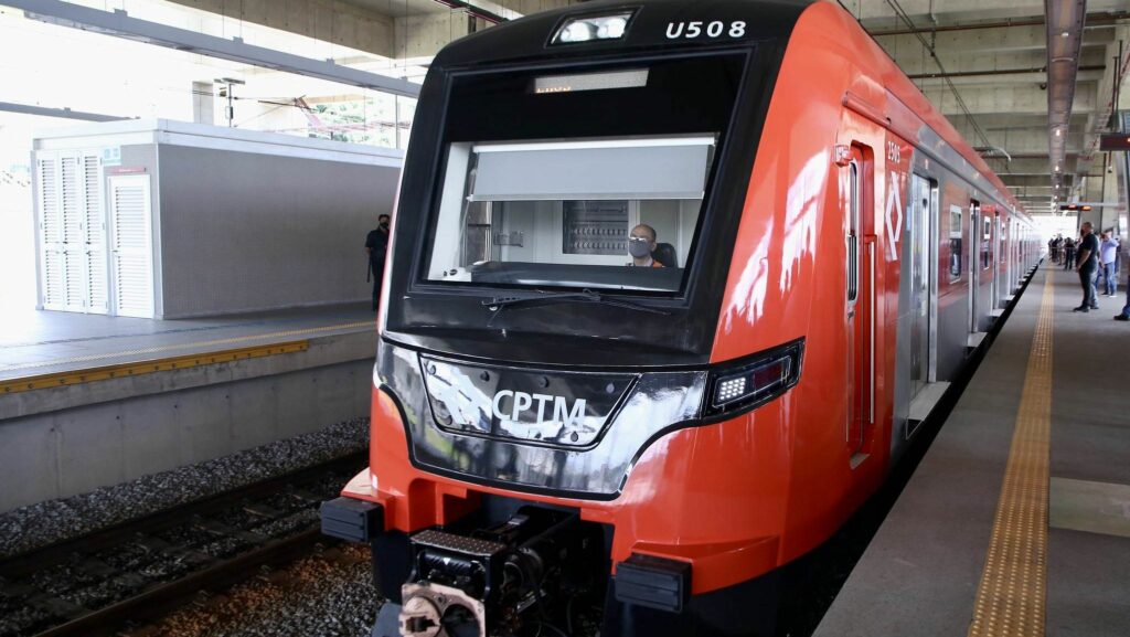 Jovem morre atropelado por trem após pular muro de estação