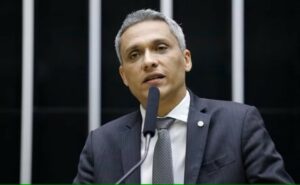 Lindbergh aciona PGR e STF contra Gustavo Gayer por ataques