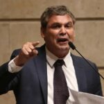 Lindbergh pedirá ao STF que Bolsonaro use tornozeleira eletrônica para