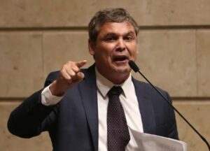 Lindbergh pedirá ao STF que Bolsonaro use tornozeleira eletrônica para