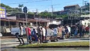 Manifestantes bloqueiam Avenida dos Africanos, em São Luís