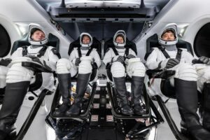 Missão Crew-10 da SpaceX chega à estação espacial para substituir