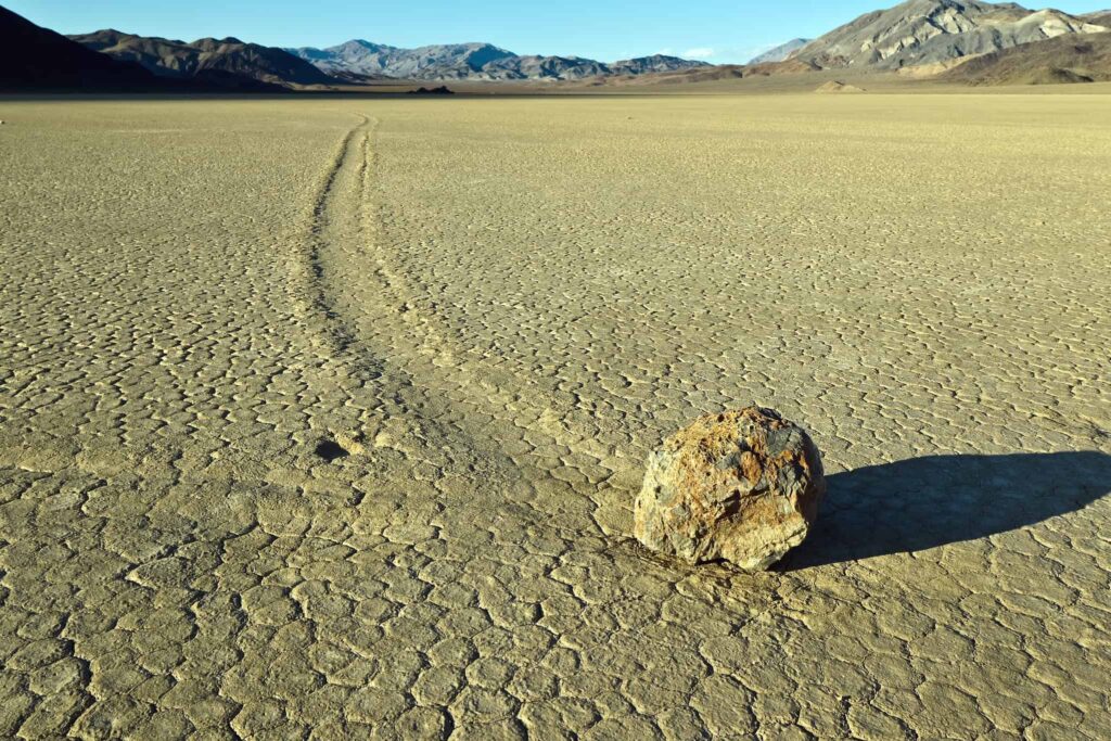 Mistério das pedras que se movem sozinhas no deserto é