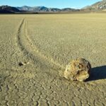 Mistério das pedras que se movem sozinhas no deserto é