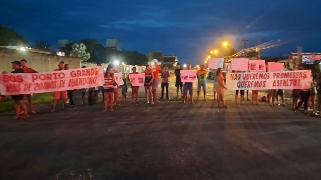 Moradores bloqueiam trecho da BR-135, na Vila Maranhão, em protesto