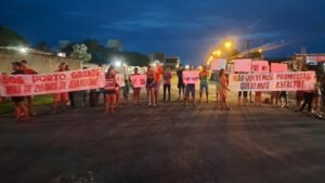 Moradores da zona rural de São Luís interditam estrada em