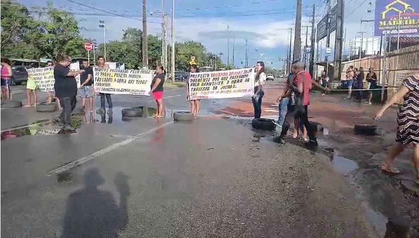 Moradores do Coroadinho bloqueiam Avenida dos Africanos em protesto por