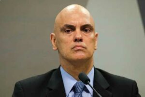 Moraes arquiva pedido do PT para apreender passaporte de Eduardo