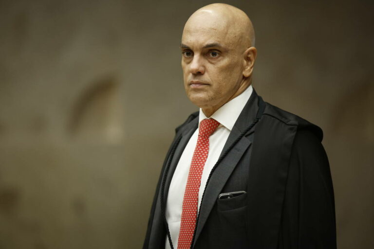 Moraes lê relatório sobre trama golpista e diz que denúncia