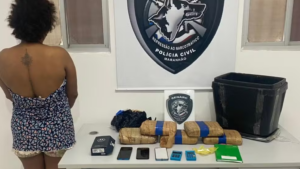 Mulher é presa com 6kg de skunk dentro de casa,