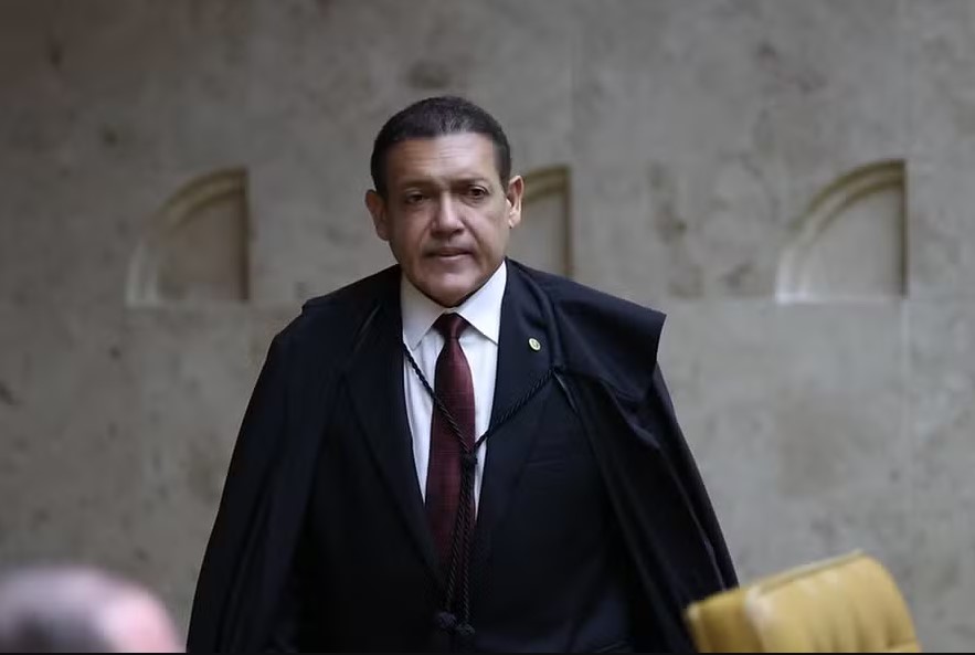 Nunes Marques vota contra pedidos de Bolsonaro para afastar ministros