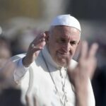 Papa Francisco planeja fazer aparição pública após alta no domingo(23)