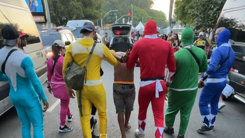 Policiais “Power Rangers“ prendem homem durante carnaval de SP