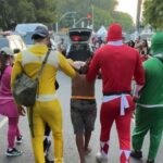 Policiais “Power Rangers“ prendem homem durante carnaval de SP