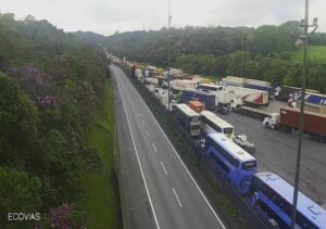 SP: Pista norte da Rodovia Anchieta é liberada após queda