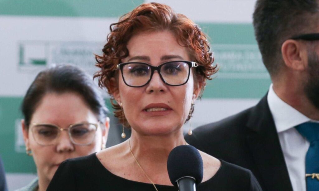 STF marca julgamento de Carla Zambelli por perseguição e porte