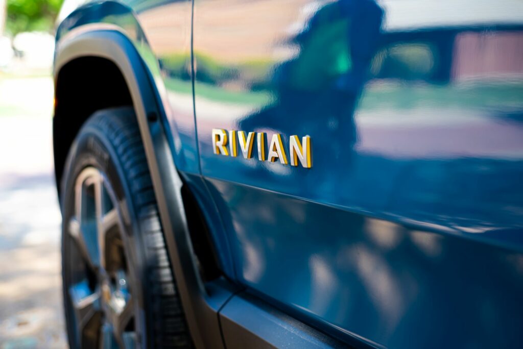 Sem as mãos: Rivian anuncia novo software para seus veículos