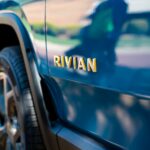 Sem as mãos: Rivian anuncia novo software para seus veículos