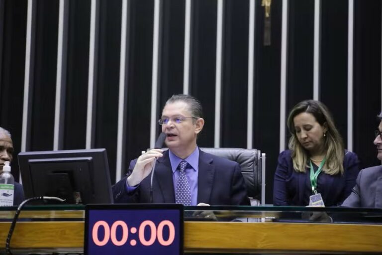 Sóstenes Cavalcante pede a Moraes autorização para visitar general Braga