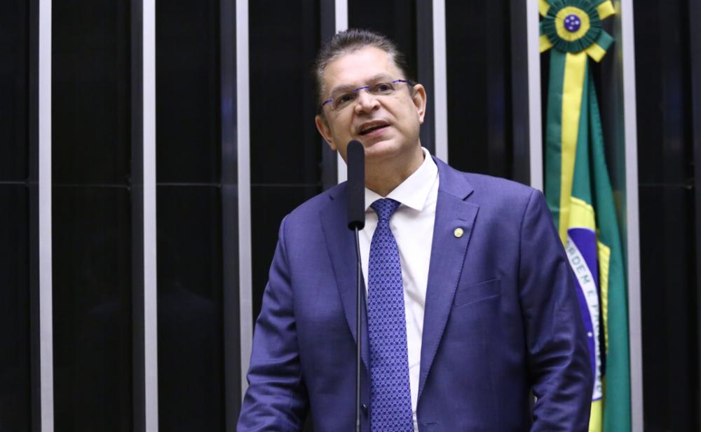 Sóstenes faz discurso emocionado em defesa de Eduardo Bolsonaro e pede