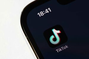 TikTok estaria recebendo dinheiro por lives sexuais com crianças, diz