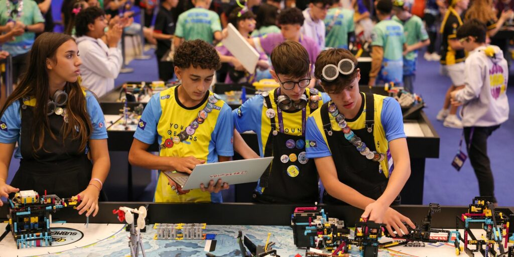 Torneio de robótica classifica estudantes para competição mundial