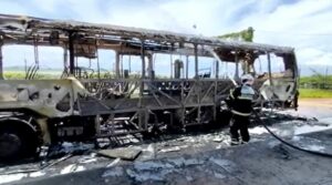 VÍDEO: ônibus entra em chamas dentro do Terminal Praia Grande