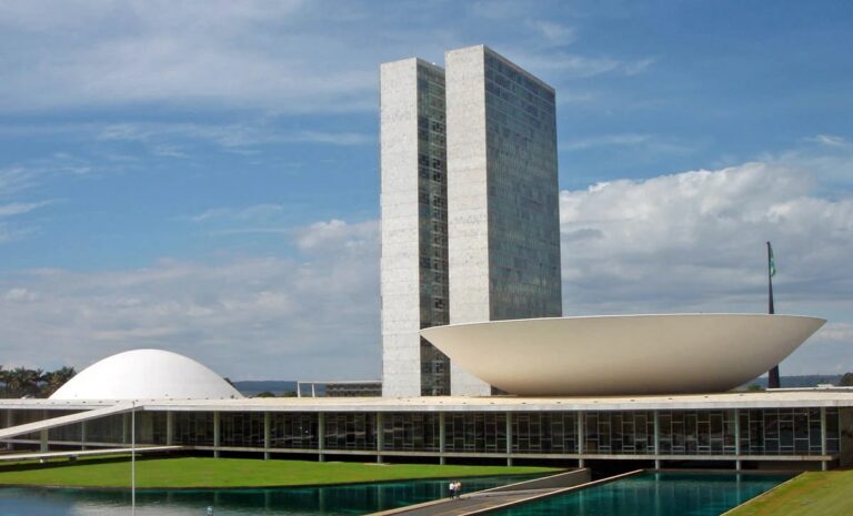 Valores destinados a emendas parlamentares em 2025 superam orçamento de