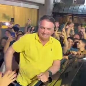 (Vídeo) Bolsonaro é recebido com festa ao chegar em hotel