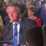 (Vídeo) Bolsonaro se emociona e diz que Trump “abraçará” Eduardo