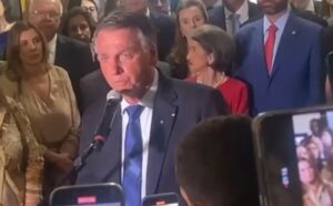 (Vídeo) Bolsonaro se emociona e diz que Trump “abraçará” Eduardo