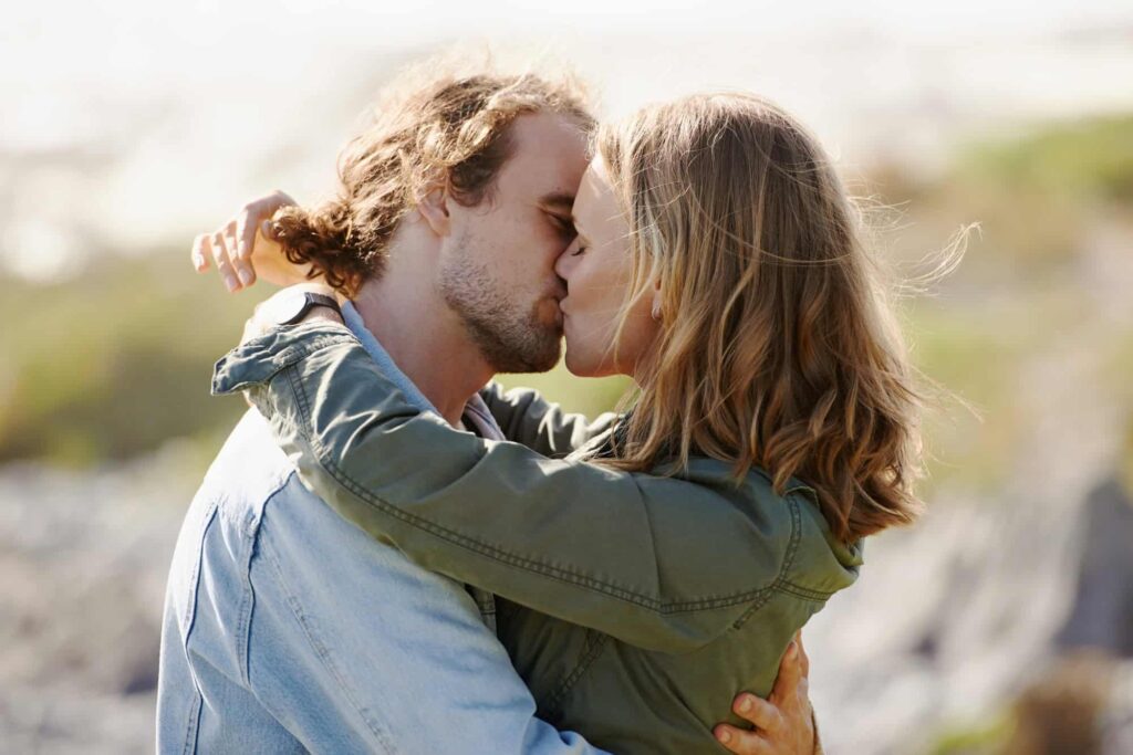 Você fecha os olhos ao beijar? Isso tem explicação científica