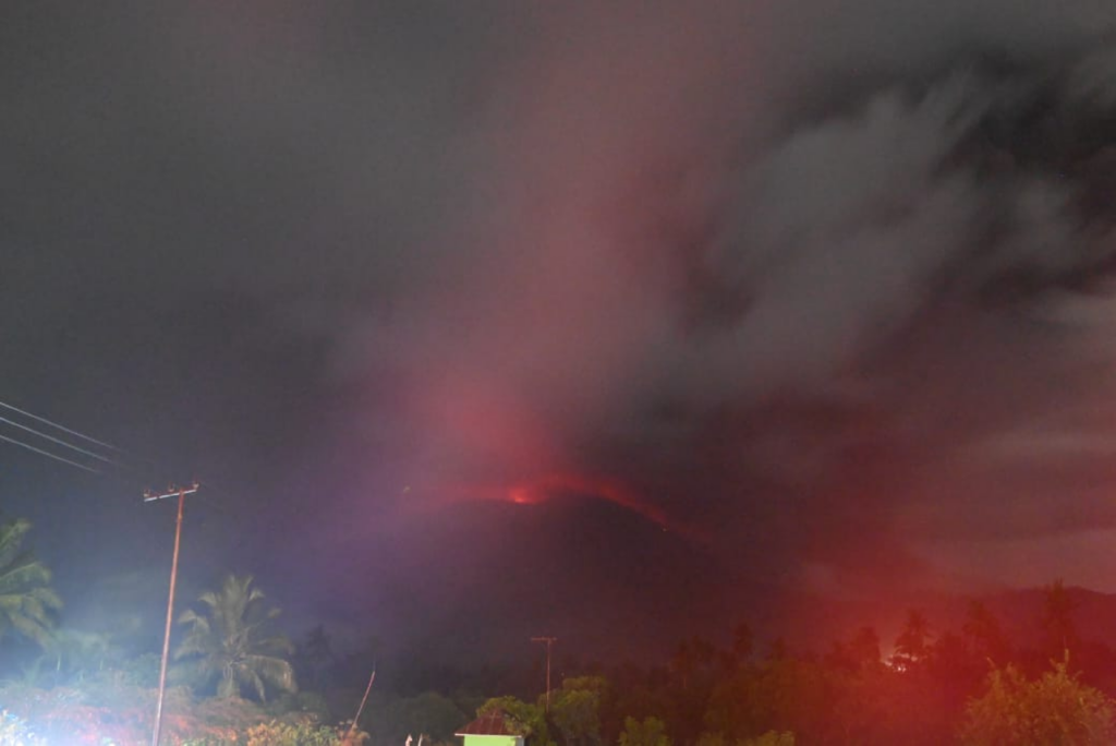 Vulcão na Indonésia entra em erupção e força cancelamento de