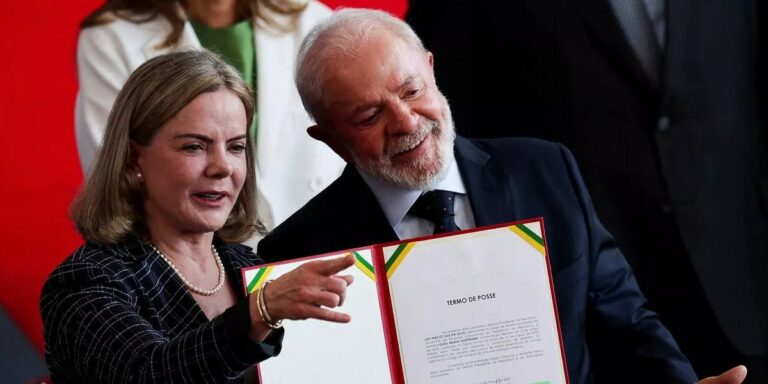 ‘Ele está muito disposto’, diz Gleisi sobre Lula se candidatar
