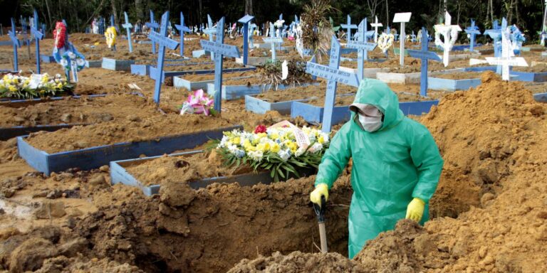 Acervo denuncia política de morte na pandemia e pode embasar