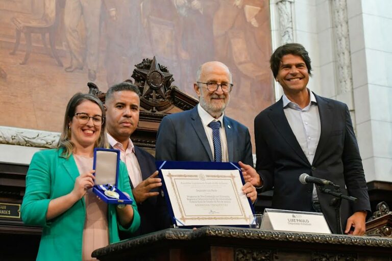 Alerj concede Medalha Tiradentes ao programa de pós-graduação em Economia