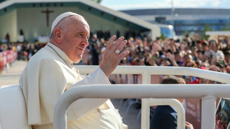 Após funeral com 250 mil fieis, sepultamento de Papa Francisco