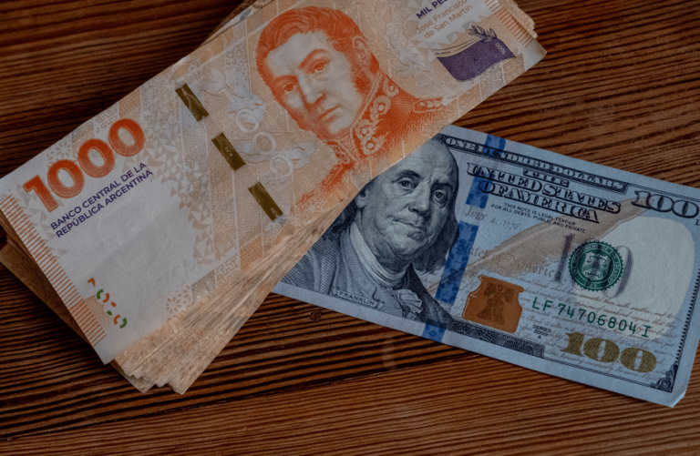 Argentina anuncia fim de controle cambial; dólar flutuará entre 1.000