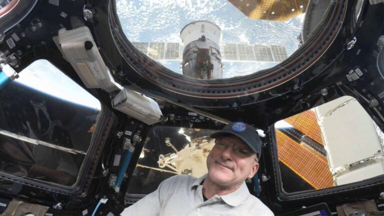 Astronauta mais velho da NASA diz que passou mal após