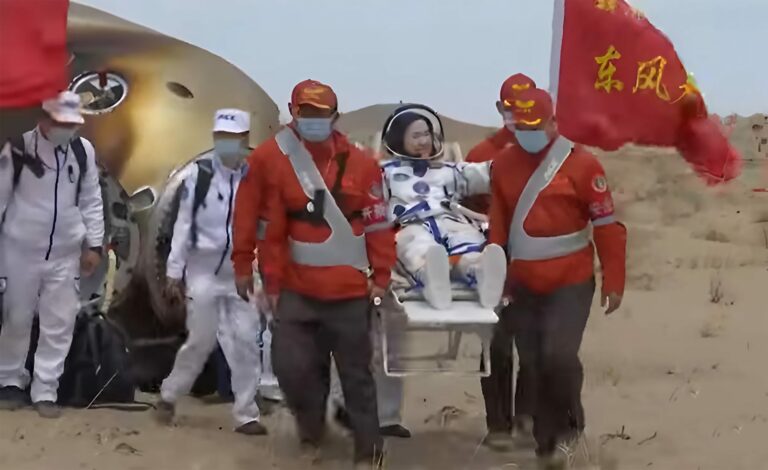 Astronautas chineses voltam para a Terra após seis meses no