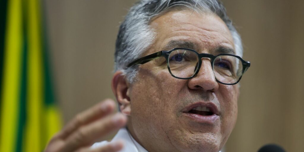 Brasil deve chegar a 635,7 mil médicos em 2025; mulheres
