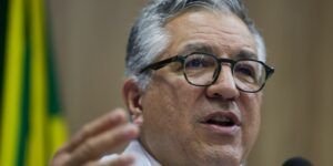 Brasil deve chegar a 635,7 mil médicos em 2025; mulheres