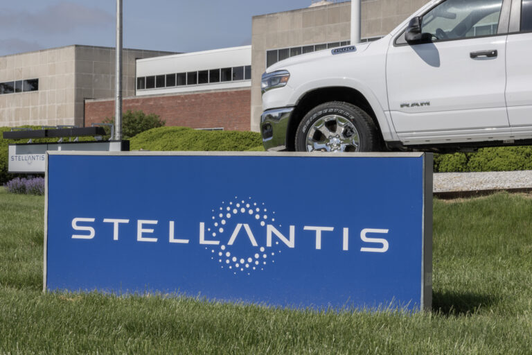 Carros elétricos: nova bateria da Stellantis pode ser carregada em