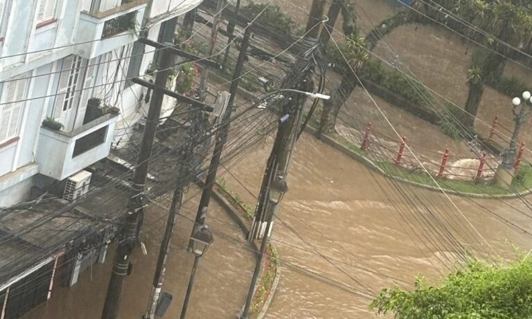 Centro histórico de Petrópolis alaga e sirenes são acionadas